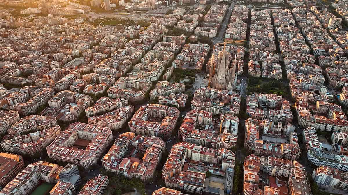 barcelona eixample residential grid  neighbourhood and sagrada familia
