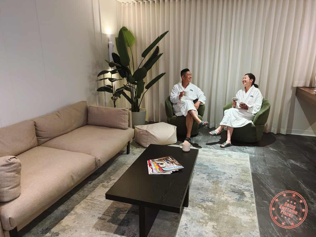 couple enjoying tea at amerispa lounge at the sheraton laval