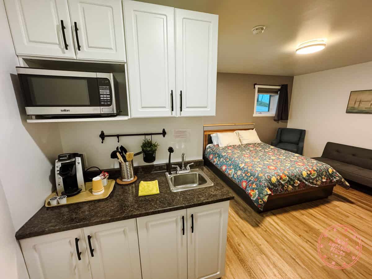 kitchenette in queen suite at auberge la galouine