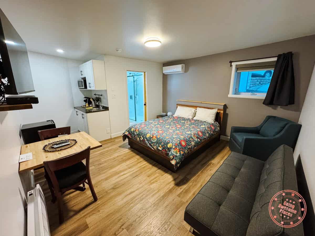 basement bedroom at auberge la galouine in tadoussac