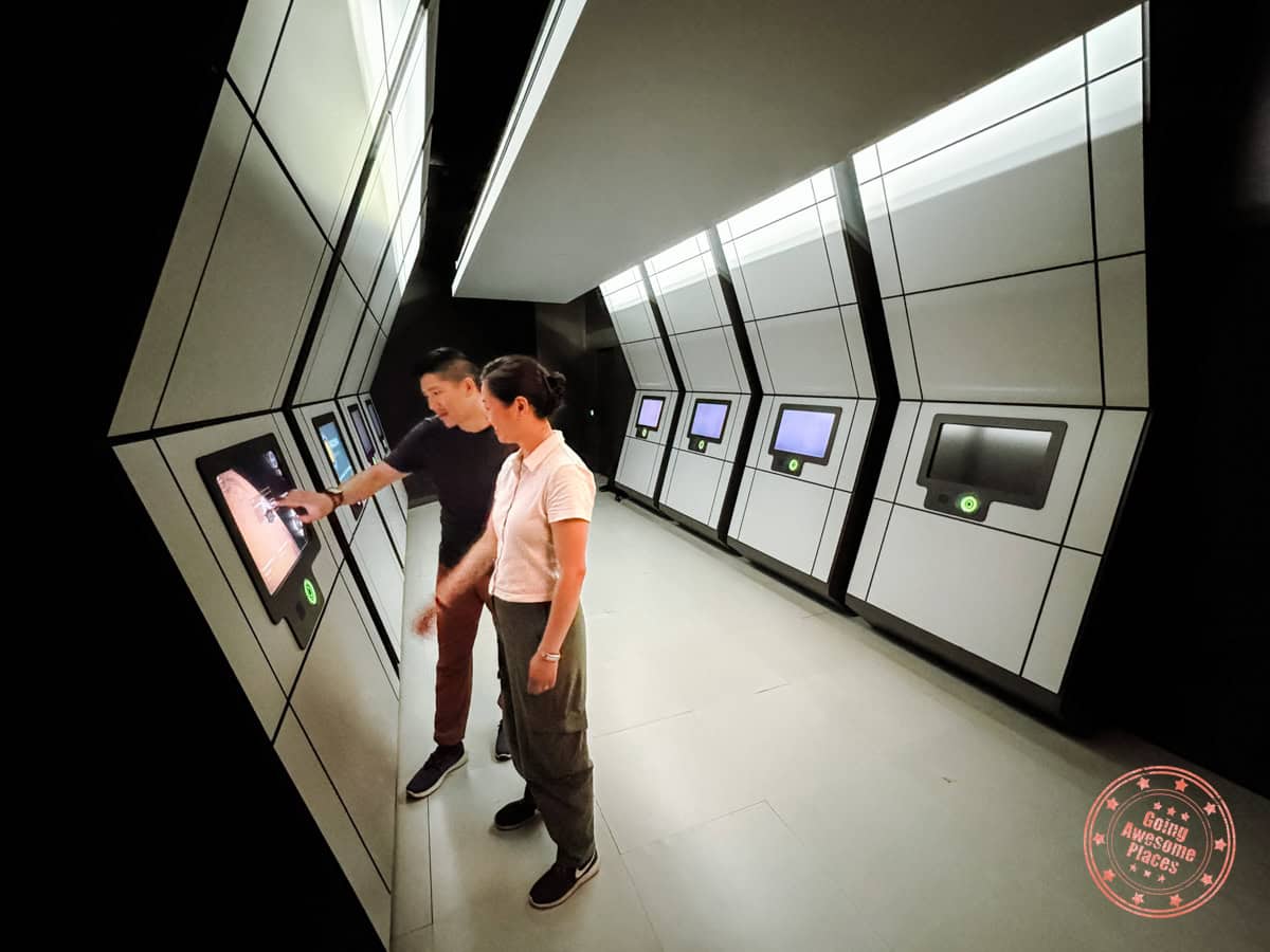 couple playing the cosmodome's red planet virtual mission flying task
