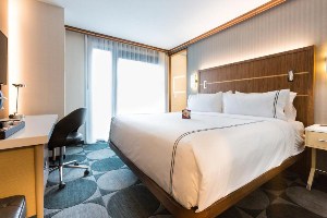crowne plaza hy36 midtown manhattan king bed by window suite