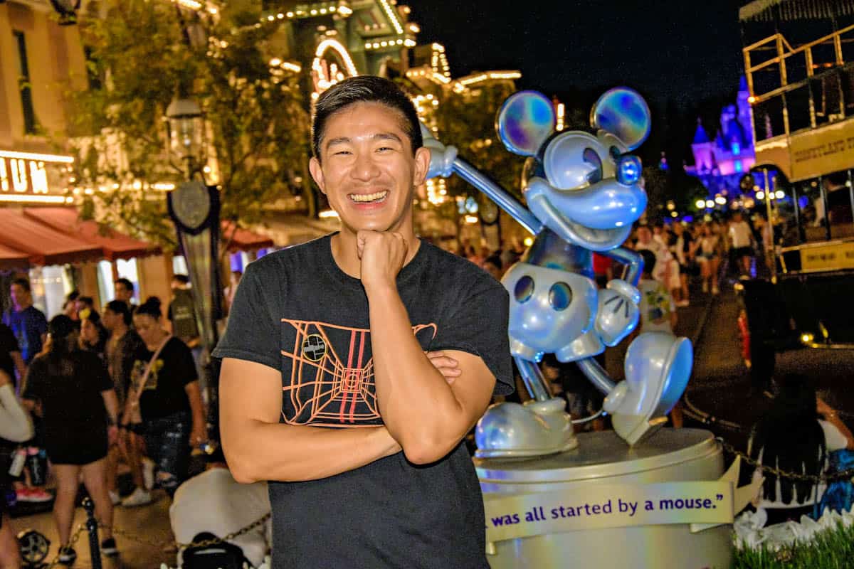 disneyland classic mickey pose photopass shot
