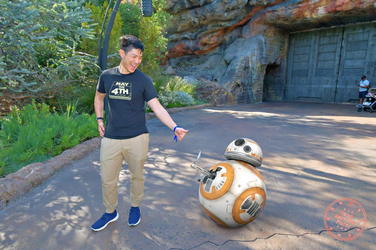 photopass magic shots with a star wars fan disney bounding and giving bb-8 a thumbs up