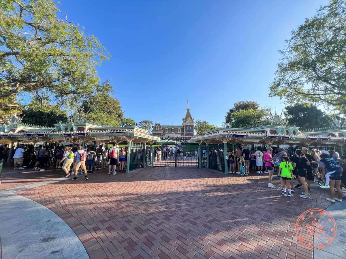 disneyland turnstile queue prior to rope drop