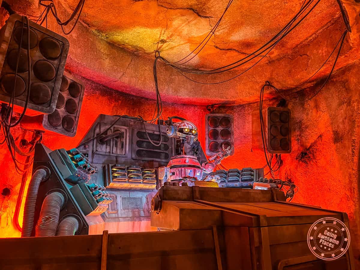 dj r-3x droid playing at ogas cantina in galaxy's edge at disneyland