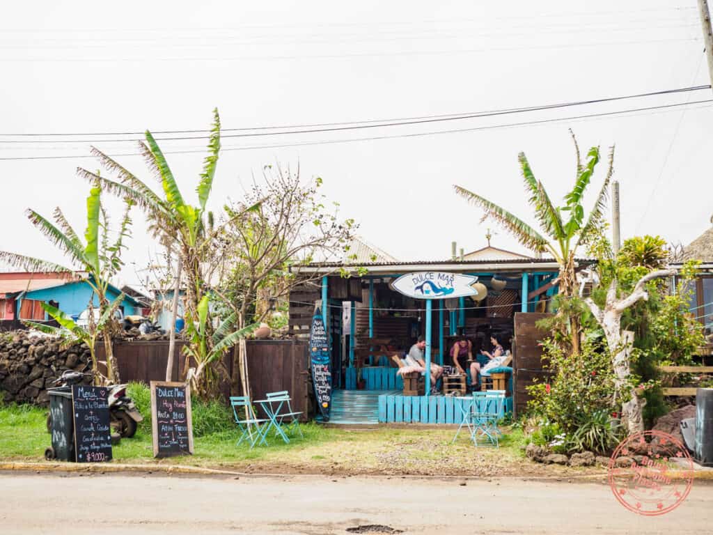 entrance to dulce mar restaurant for where to eat on easter island