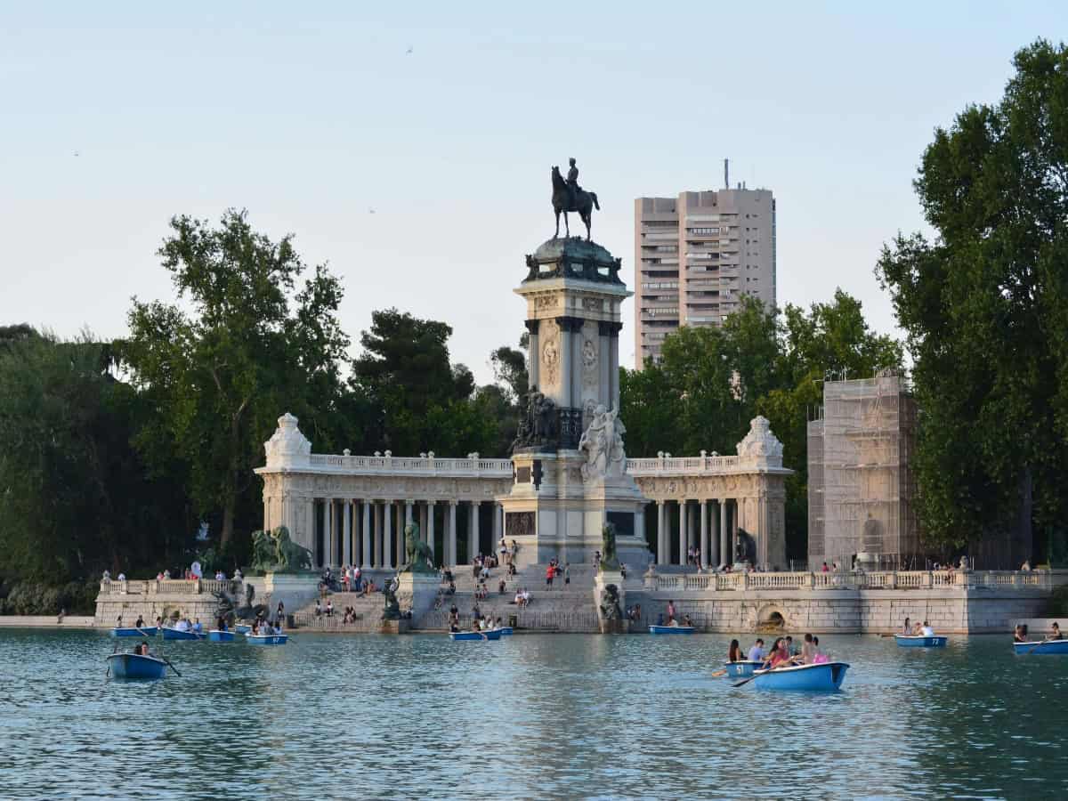 people canoeing the lake at el retiro park