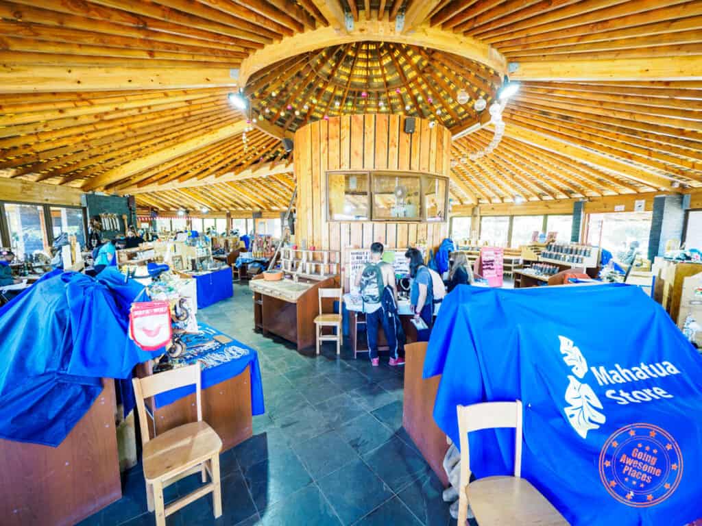feria artesanal easter island souvenir shops interior