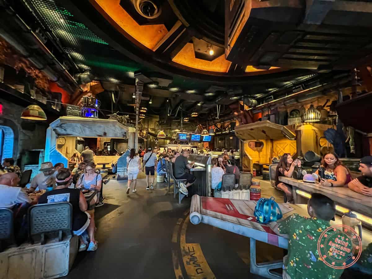 galaxy's edge docking bay 7 food and cargo dining area