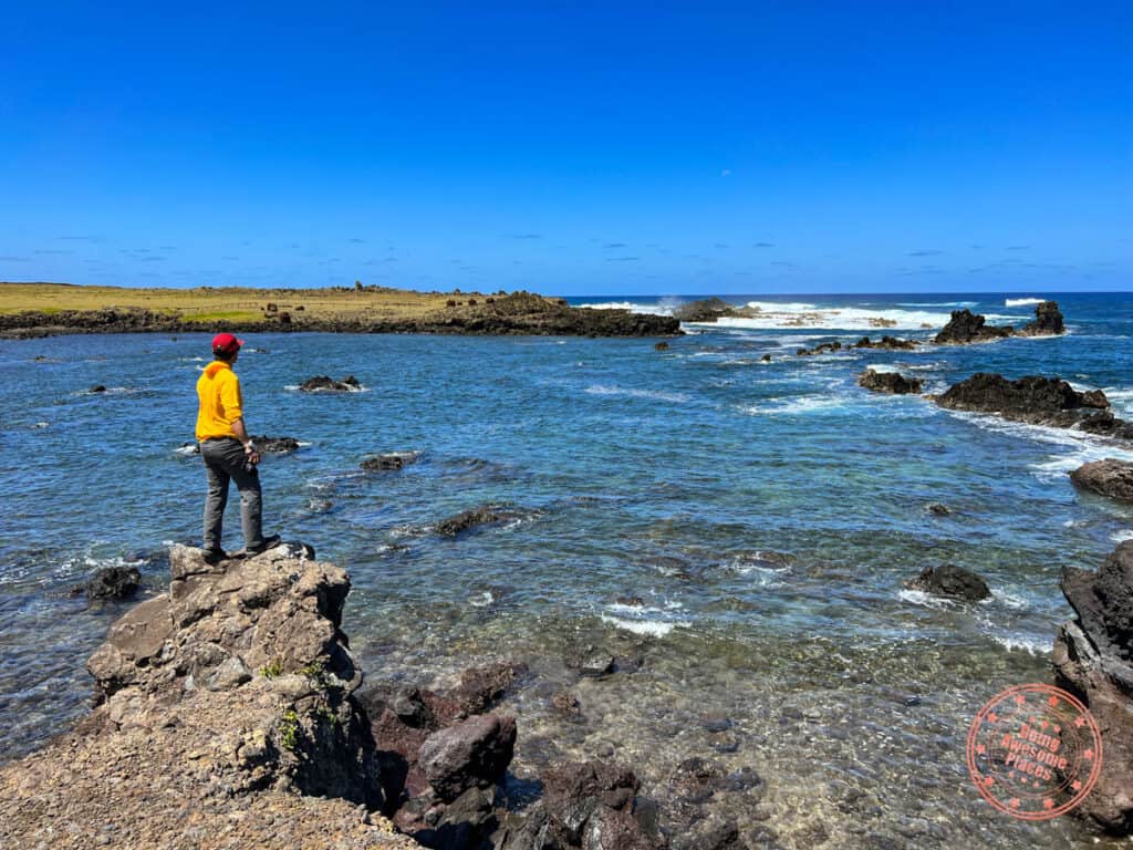 hanga te'e bay and the fishermen's pier