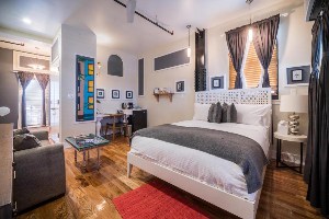 henry norman hotel king bed room with seating area