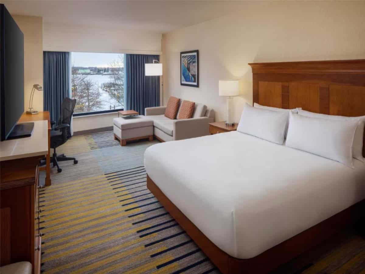 spacious single king room at hilton garden inn portland downtown waterfront 