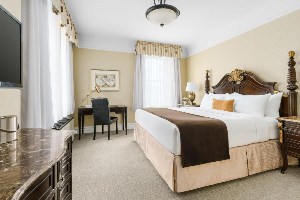 hotel lucerne king suite with desk