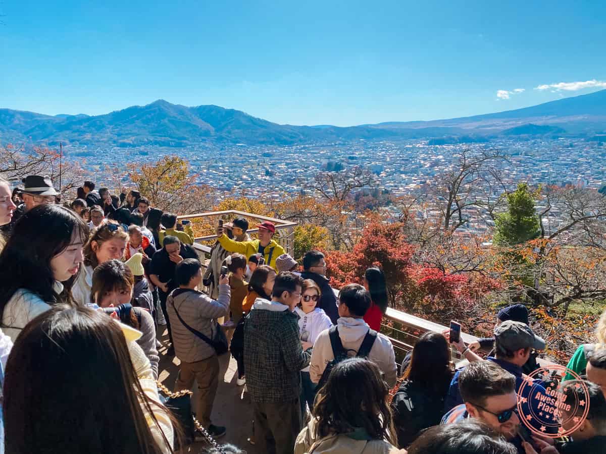 kawaguchiko arakurayama sengen park crowd on observation deck