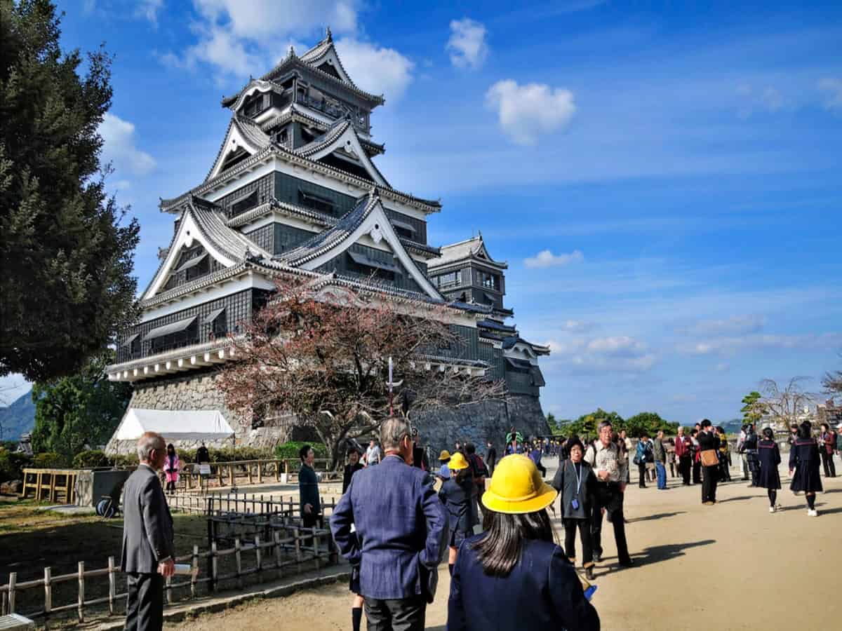 outside view of kumamoto castle 