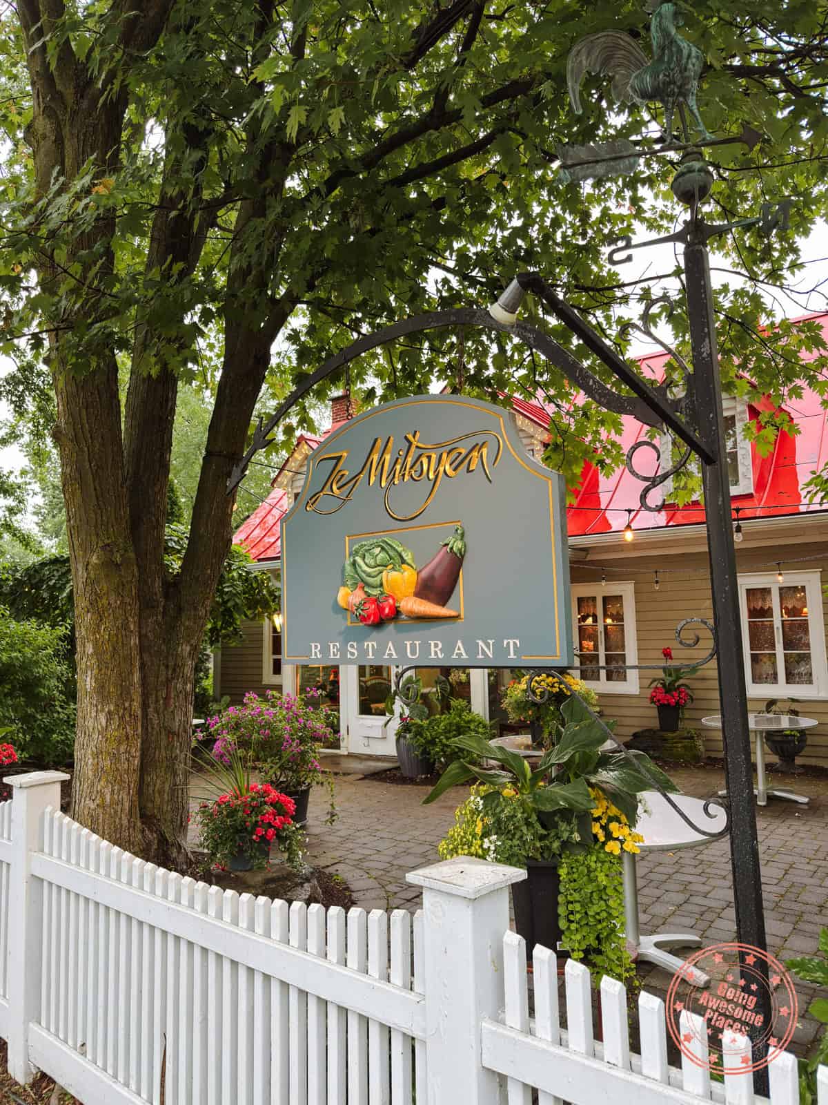 le mitoyen restaurant entrance