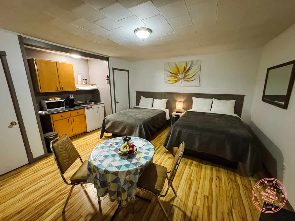 motel camping des ancetres room interior