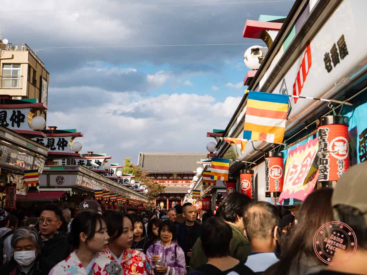 nakamise-shopping-street in tokyo kanto