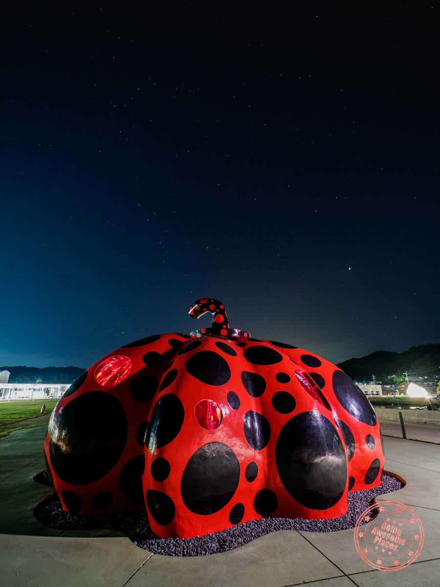 naoshima yayoi kusama red pumpking at night
