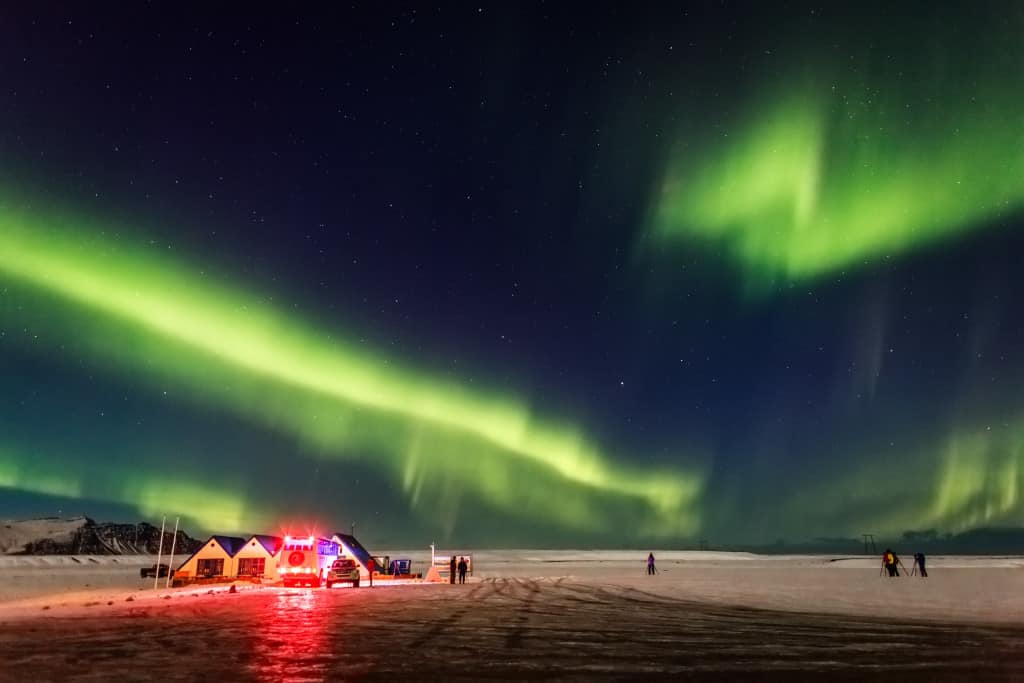 watching the northern lights at night in iceland itinerary