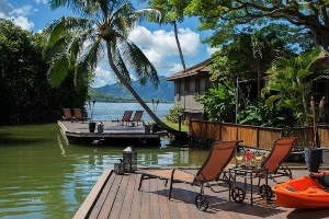 paradise bay resort in kailua lounge area on water
