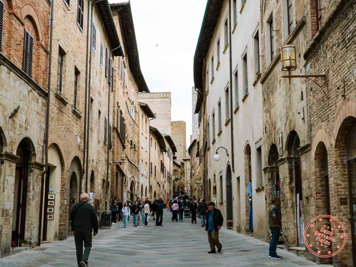 pedestrian streets in san gimignano