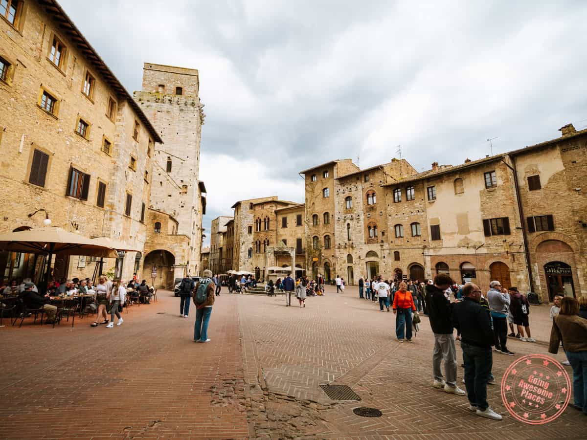 piazza della cisterna in san gimignano