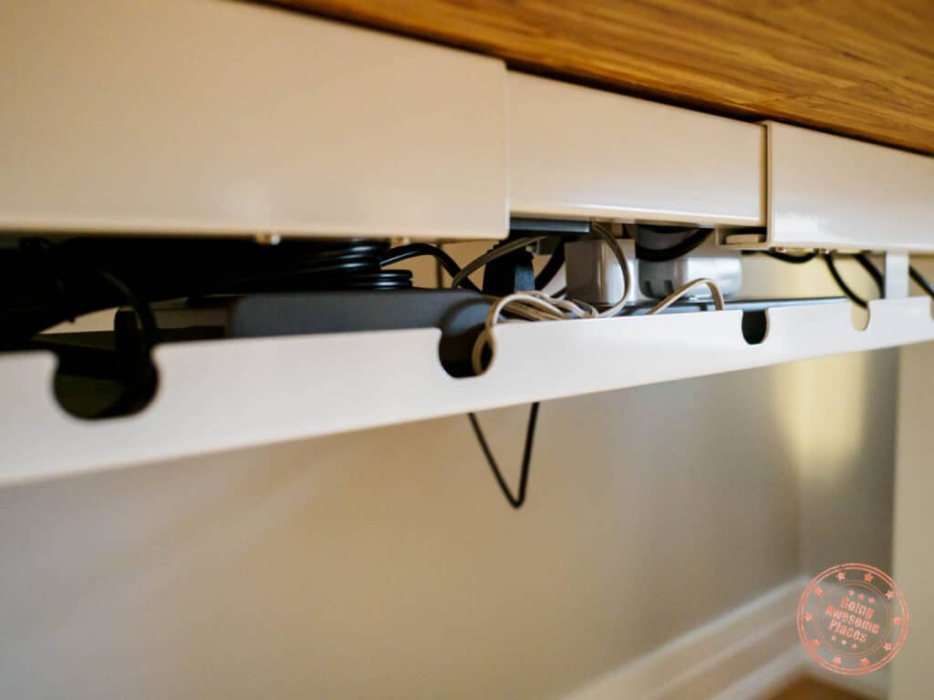 power bar in effydesk. cable management tray