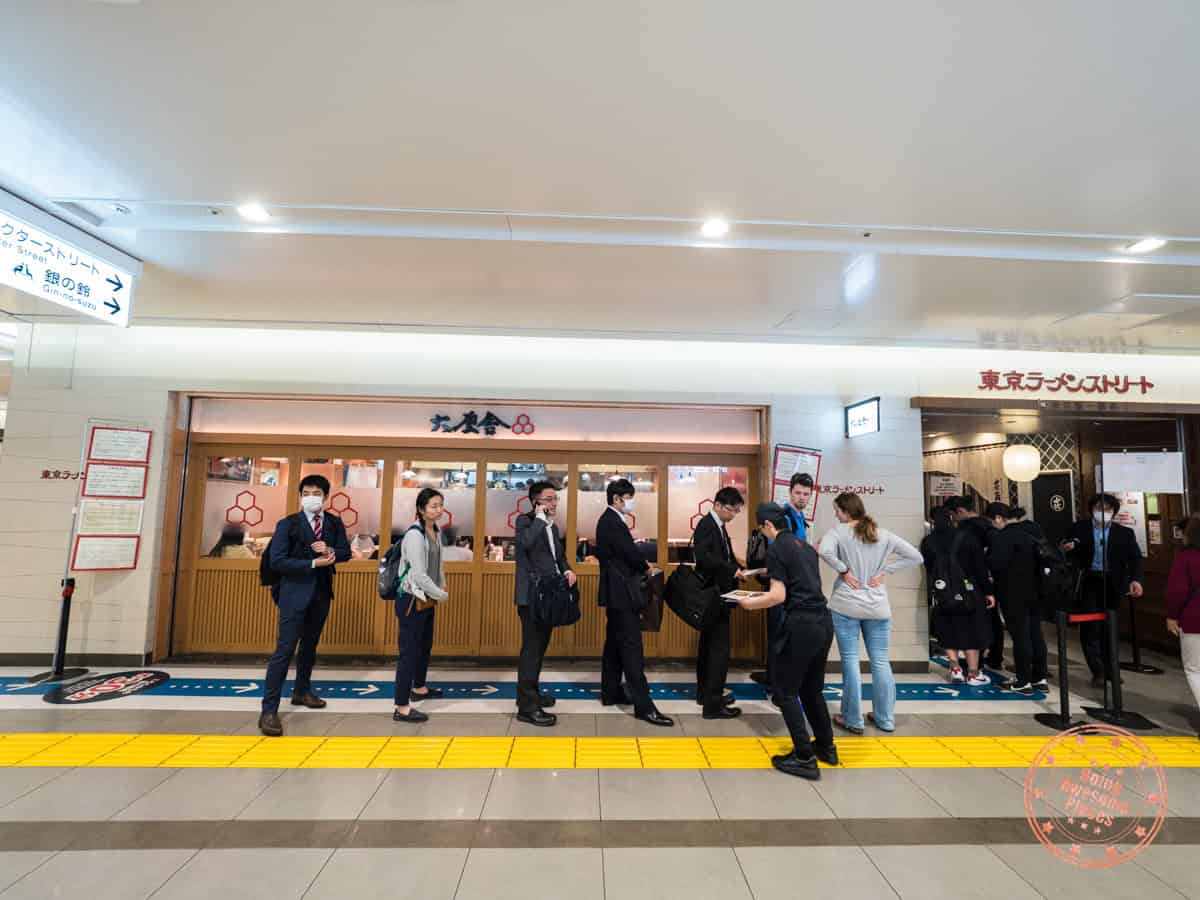 line of people waiting to eat at rokurinsha on ramen street