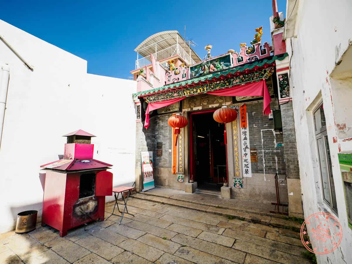 tin hau temple entrance on peng chau island