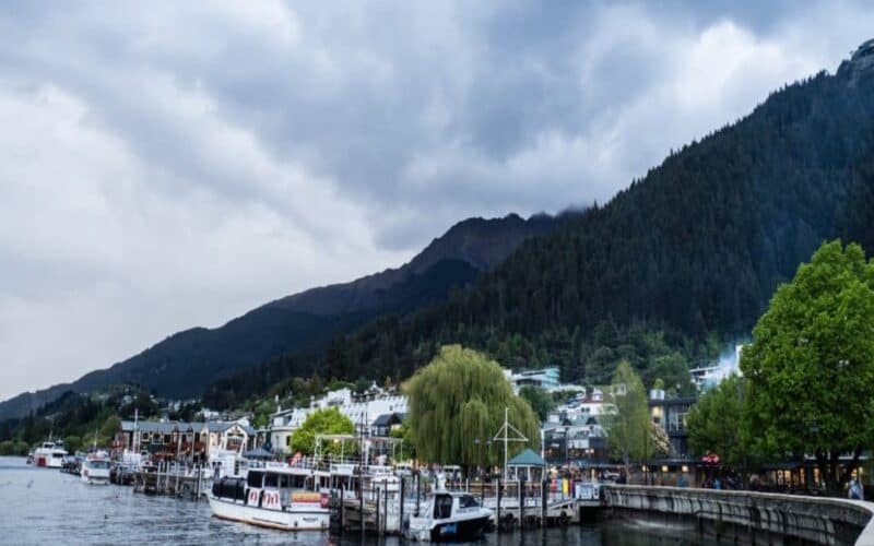 where to stay in queenstown new zealand featured